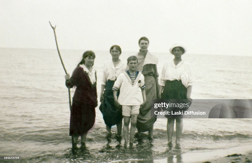 Unique Romanov Family Pictures Coloured By Tsar's Daughters