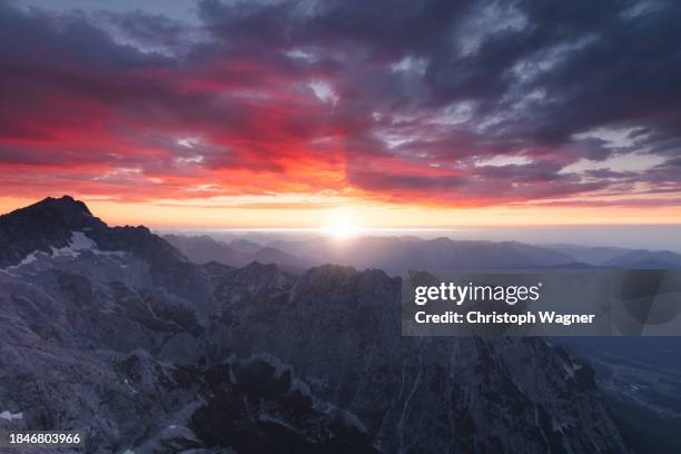 sonnenuntergang in den bergen - wetterstein mountains stock pictures, royalty-free photos & images