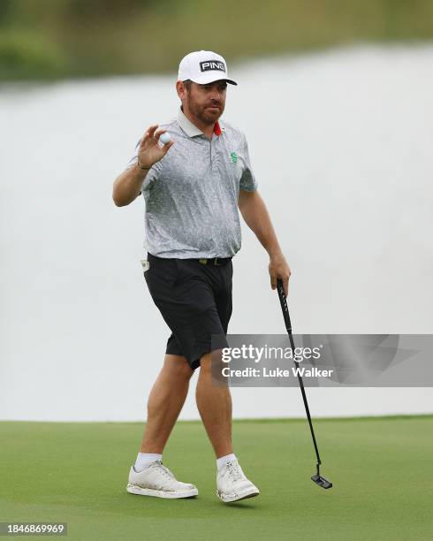 Louis Oosthuizen of South Africa acknowledges the crowd following a birdie putt on the 15th green on Day Five of the Alfred Dunhill Championship at...