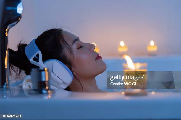 nighttime bath relaxation. - een bad nemen stockfoto's en -beelden
