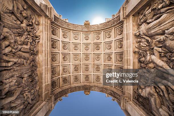 sous la porte d'aix / under the aix gate (marseill - aix en provence fotografías e imágenes de stock