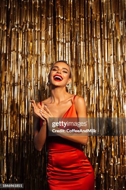 hermosa mujer en ambiente de fiesta - vestido-de-noche fotografías e imágenes de stock