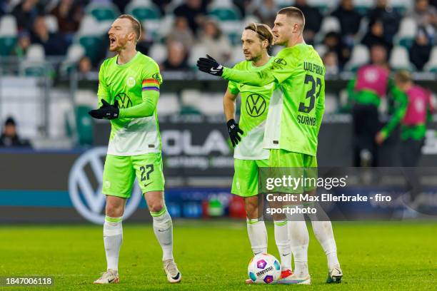 Maximilian Arnold of VfL Wolfsburg and teammates Lovro Majer and Mattias Svanberg look on during the Bundesliga match between VfL Wolfsburg and...