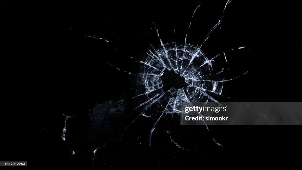 Nahaufnahme eines Einschusslochs auf Glas