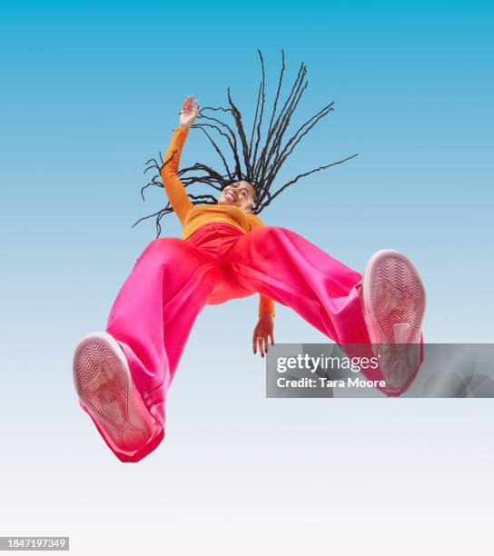 cheerful woman dancing - pista de dança imagens e fotografias de stock