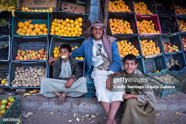 Three boys guarding a fruit shop, Nachrichtenfoto