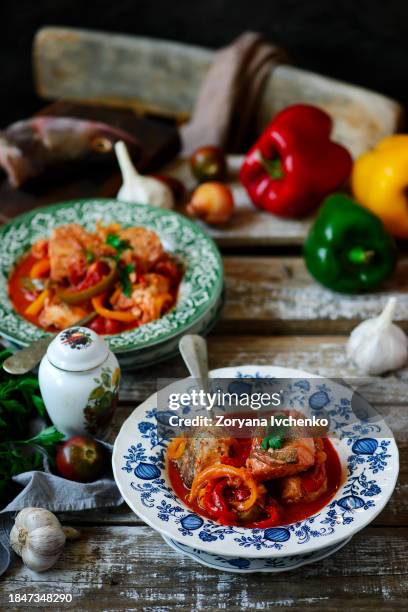 paprikash with pike perch - hongaarse cultuur stockfoto's en -beelden