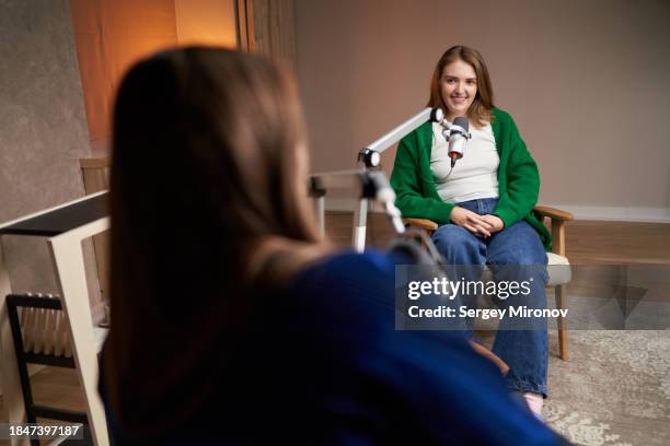 smiling woman recording interview in studio - interview photos et images de collection