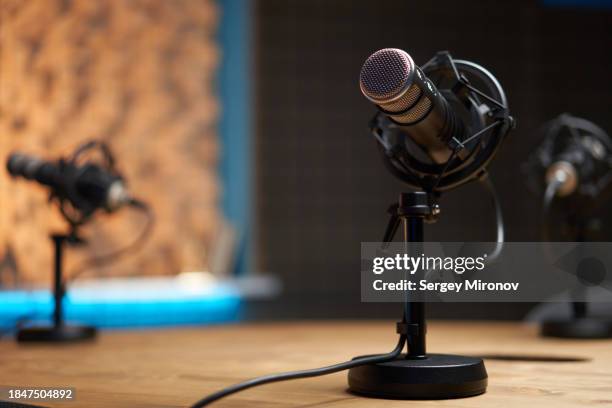 podcast recording equipment on desk in studio - trasmissione radiofonica foto e immagini stock