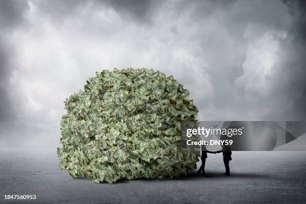 uomo e donna si stringono la mano nell'ombra - dietro le quinte concetto foto e immagini stock