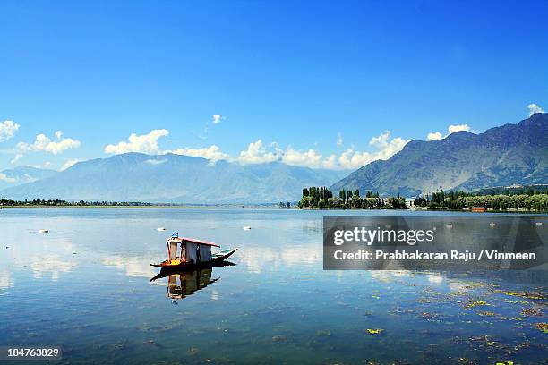 dal lake - jammu and kashmir photos et images de collection