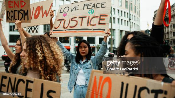 giovani in sciopero per i diritti umani - manifestazione per la pace foto e immagini stock