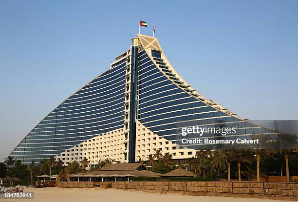 evening light on jumeirah beach hotel, dubai. - jumeirah beach stock pictures, royalty-free photos & images