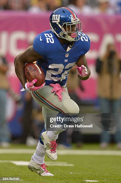 David Wilson of the New York Giants runs against the Philadelphia Eagles at MetLife Stadium on October 6, 2013 in East Rutherford, New Jersey. The...