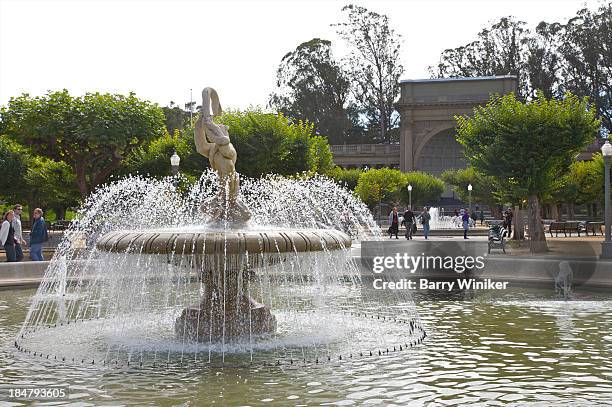 sculpture atop fountain water sprays - golden gate park stockfoto's en -beelden