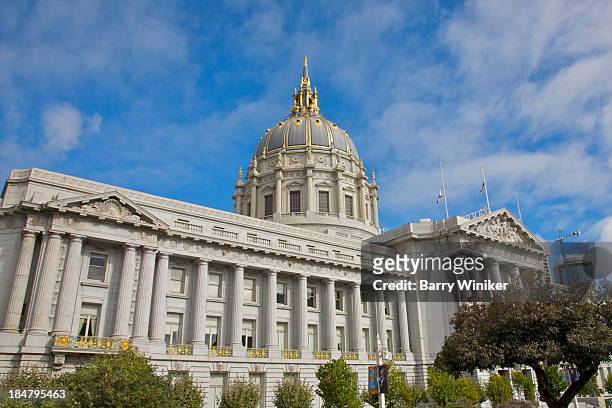 huge dome atop governmental building - サンフランシスコ市役所 ストックフォトと画像