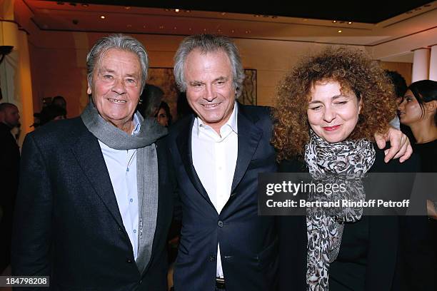 Actor Alain Delon, Franz Olivier Giesbert and magazine Elle editor in chief Valerie Toranian attend the Jean-Paul Moureau book signing for 'Soigner...