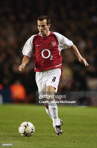 Fredrik Ljungberg of Arsenal runs with the ball during the UEFA Champions League Second Phase Group B match between Arsenal and AS Roma held on March...