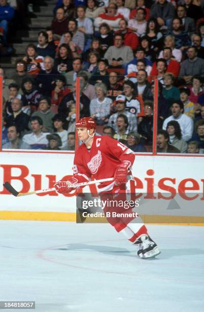 Steve Yzerman of the Detroit Red Wings skates on the ice during an NHL game against the Philadelphia Flyers on January 15, 1989 at the Spectrum in...