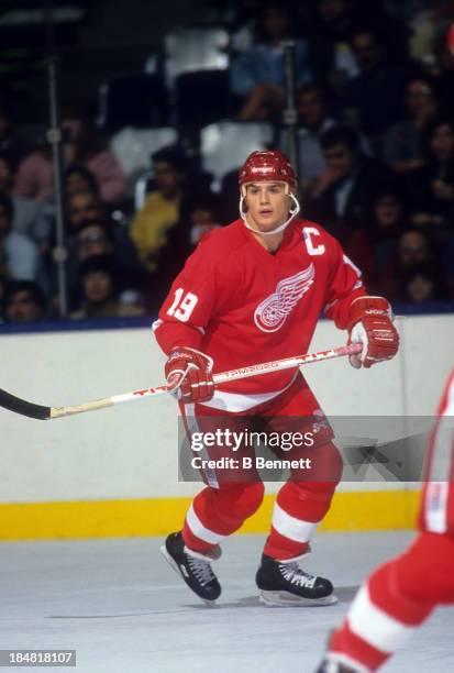 Steve Yzerman of the Detroit Red Wings skates on the ice during an NHL game against the New York Islanders on February 21, 1989 at the Nassau...