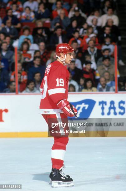 Steve Yzerman of the Detroit Red Wings skates on the ice during an NHL game against the Philadelphia Flyers on January 15, 1989 at the Spectrum in...