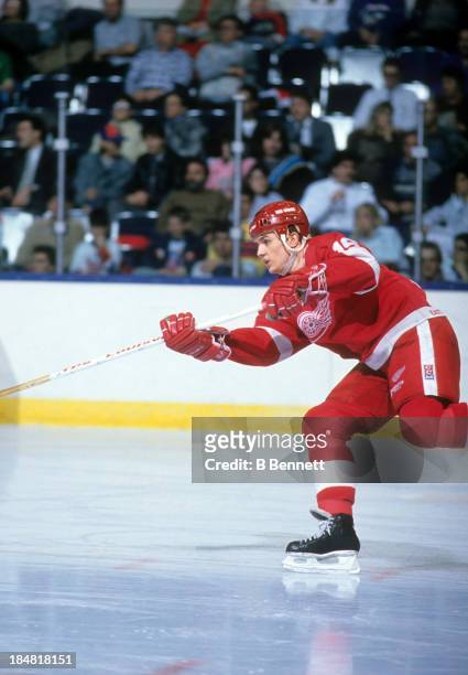 Steve Yzerman of the Detroit Red Wings shoots during an NHL game against the New York Islanders on February 21, 1989 at the Nassau Coliseum in...
