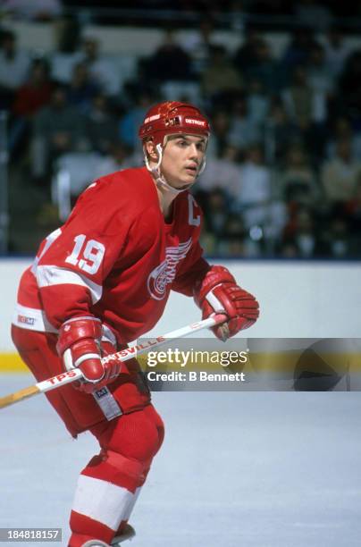 Steve Yzerman of the Detroit Red Wings skates on the ice during an NHL game against the New York Islanders on February 21, 1989 at the Nassau...