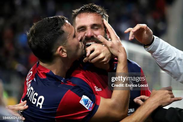 Leonardo Pavoletti of Cagliari celebrates his goal 2-1with the team mates during the Serie A TIM match between Cagliari Calcio and US Sassuolo at...