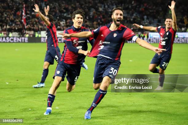 Leonardo Pavoletti of Cagliari celebrates his goal 2-1with the team mates during the Serie A TIM match between Cagliari Calcio and US Sassuolo at...