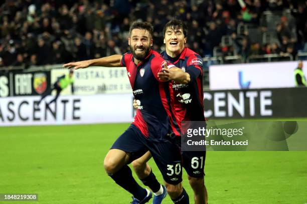 Leonardo Pavoletti of Cagliari celebrates his goal 2-1 during the Serie A TIM match between Cagliari Calcio and US Sassuolo at Sardegna Arena on...