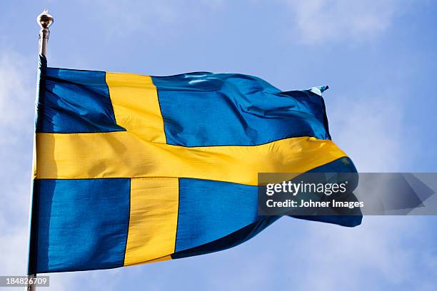 swedish flag against blue sky - suécia 個照片及圖片檔