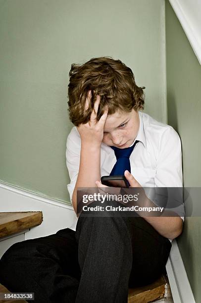 cyberbullying victim - cyberbullying stockfoto's en -beelden