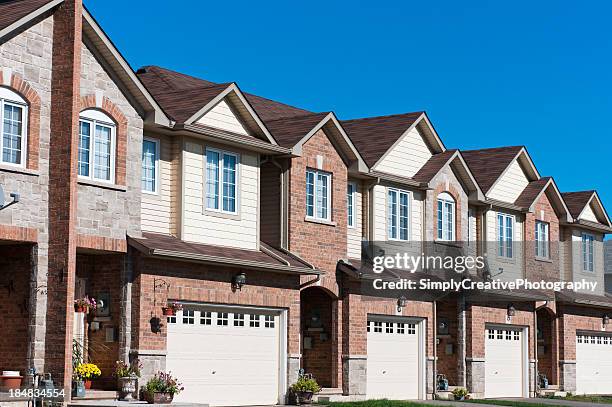 una fila di nuova costruzione casa residenziale con garage di fronte - townhouse foto e immagini stock