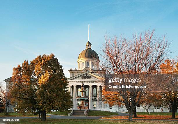 frontenac county court house grandangolo in autunno - kingston ontario foto e immagini stock