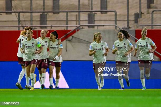 Spielerinnen des FC Bayern mit Torjubel, Jubel, Torjubel, Torerfolg, celebrate the goal, goal, celebration, Jubel ueber das Tor zum 1:0 durch Lea...