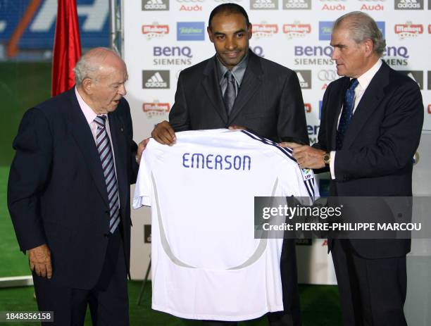 New Real Madrid player Brazilian Emerson displays his jersey flanked by President Ramon Calderon and Honnour President Argentinian Alfredo Di Stefano...