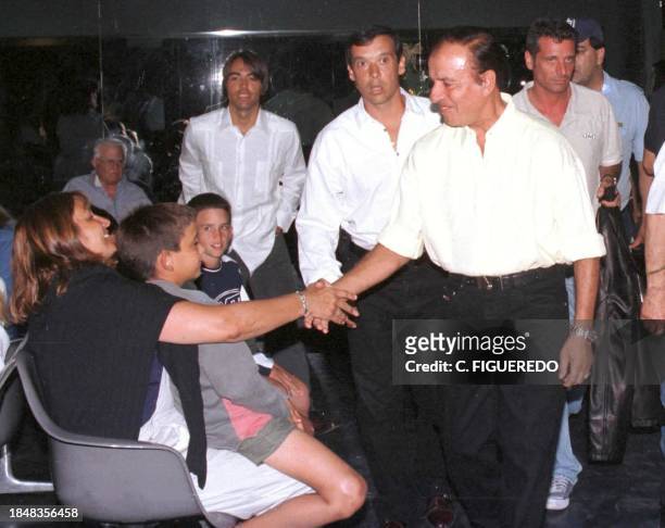 The ex-Argentine president, Carlos Menem, greeets close friends of ex-soccer player, Diego Maradona of Argentina, 04 January 2000 in a hospital in...