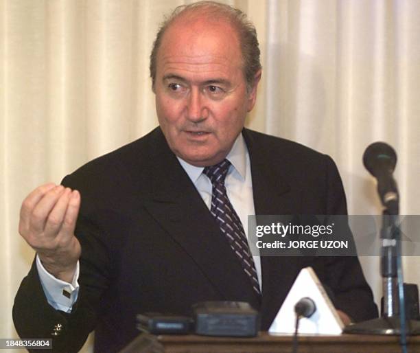 Joseph Blatter, president of FIFA, responds to questions 02 August 1999 in Guatemala City... El presidente de la FIFA, el suizo Joseph Blatter,...