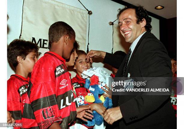 El ex-jugador de futbol y presidente del comite de la organizacion del mundial de futbol 98 en Francia, Michel Platini entrega el 12 de Marzo en Rio...