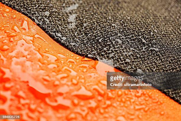 tessuto impermeabile dopo la pioggia al coperto con gocce d'acqua - nylon foto e immagini stock