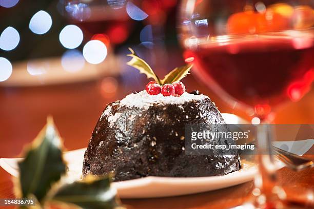 christmas pudding und wein in warmen farben motiv - christmas pudding stock-fotos und bilder