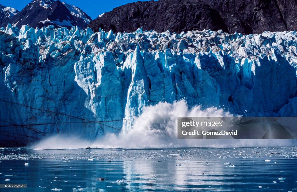 Gezeitengletscher kalbt in den Alaskan Inlet