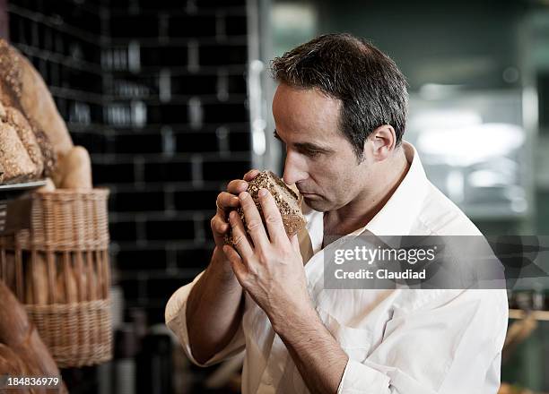 homme sentir au pain dans un supermarché - baker smelling bread photos et images de collection