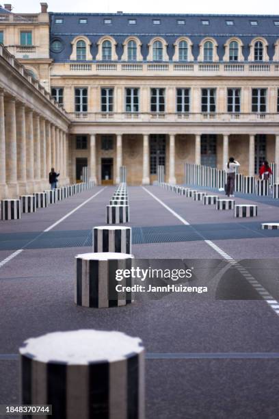 paris, france: touristrs at buren's columns, palais-royal - palais royal stockfoto's en -beelden