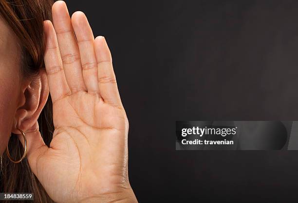 mujer escuchando - espiar una conversación fotografías e imágenes de stock