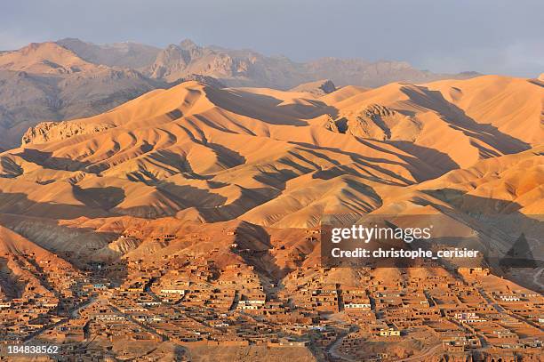 afgnaistan village e paesaggio al tramonto - afghanistan foto e immagini stock