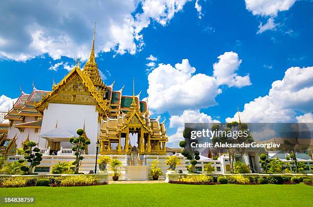 palácio real em banguecoque tailândia e templo wat phra kaew - wat imagens e fotografias de stock