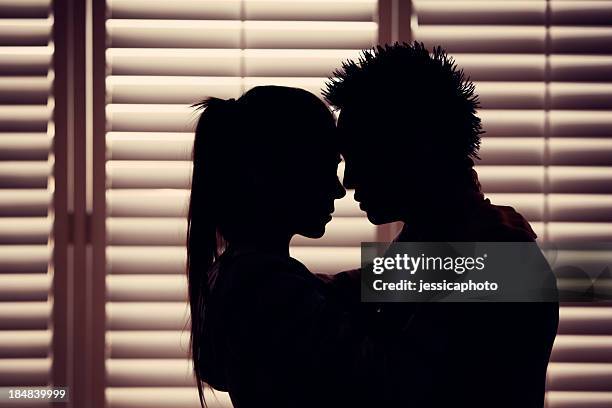 paar in liebe silhouette - vorspiel stock-fotos und bilder