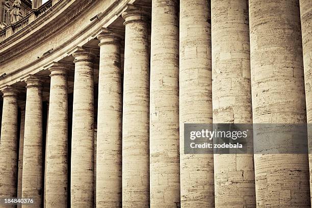 colonnades na cidade do vaticano, roma - colonnato imagens e fotografias de stock