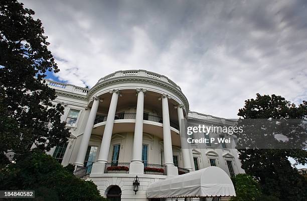 storm clouds over the white house - witte huis stockfoto's en -beelden